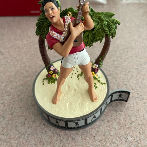 Elvis Hallmark Ornament 2002 - Picture 5 of 10